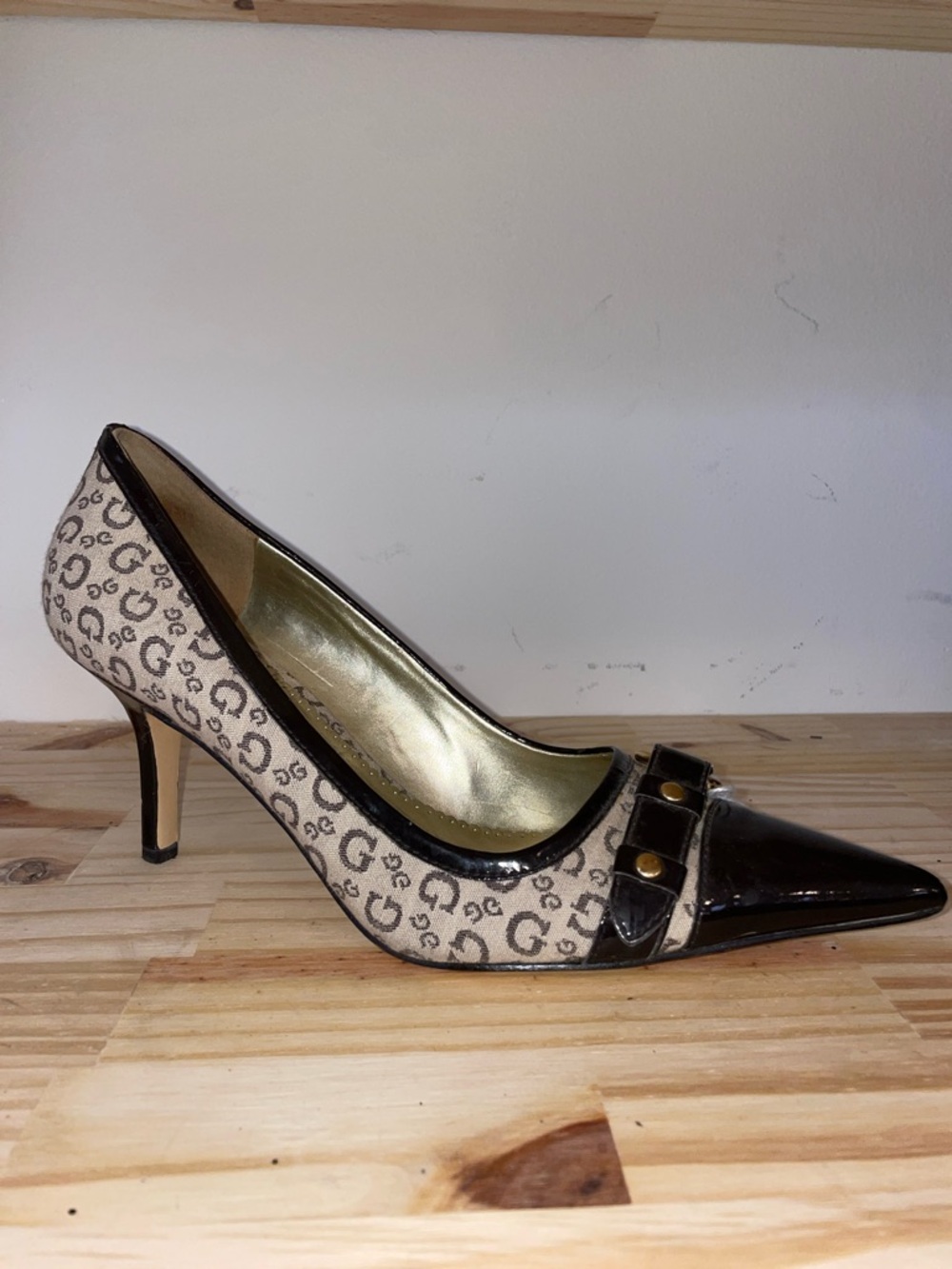 Guess vintage logo print pointed toe buckle heels sz 9.5